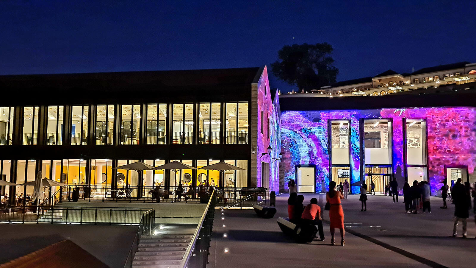 In der Nähe des Cais de Gaia (Gaias Kai), nur einen Steinwurf vom World of Wine Museum entfernt und direkt in einer Ansammlung von Portweinkellern gelegen, bietet dieses Apartment mit zwei Schlafzimmern und ausreichend Liegeplätzen für sechs Personen ein umfassendes Erlebnis in der portugiesischen Kultur Wein und jahrhundertealte Traditionen der Region.